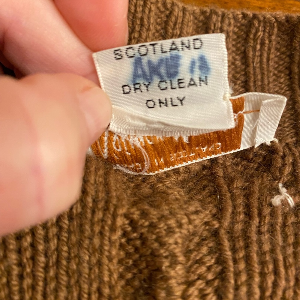 VTG Cashmere 100% Neiman Marcus V-Neck Cable Knit Sweater Camel Tan Scotland - Picture 8 of 9